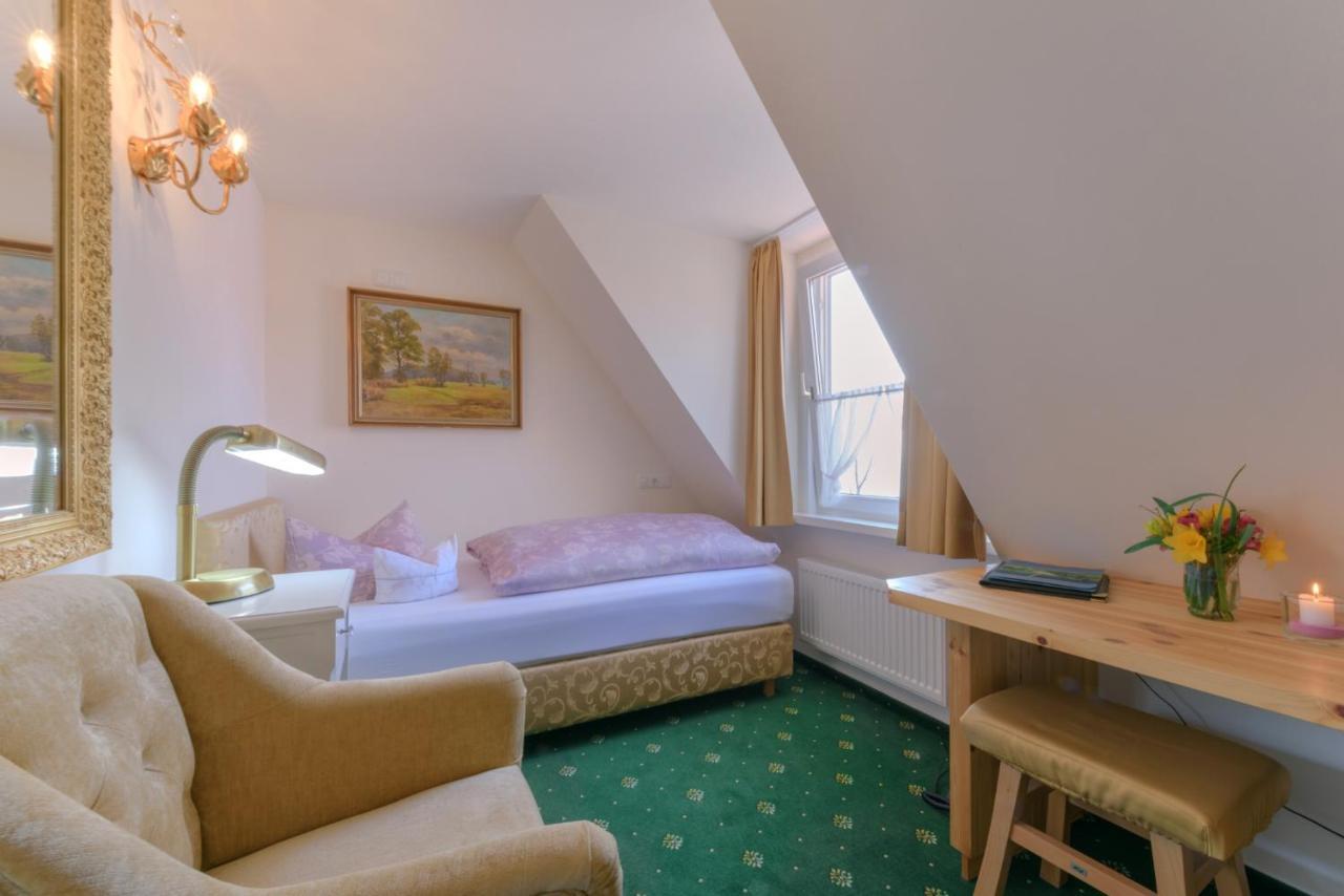 Hotel "Malerwinkel" Gmbh Seeon-Seebruck Room photo